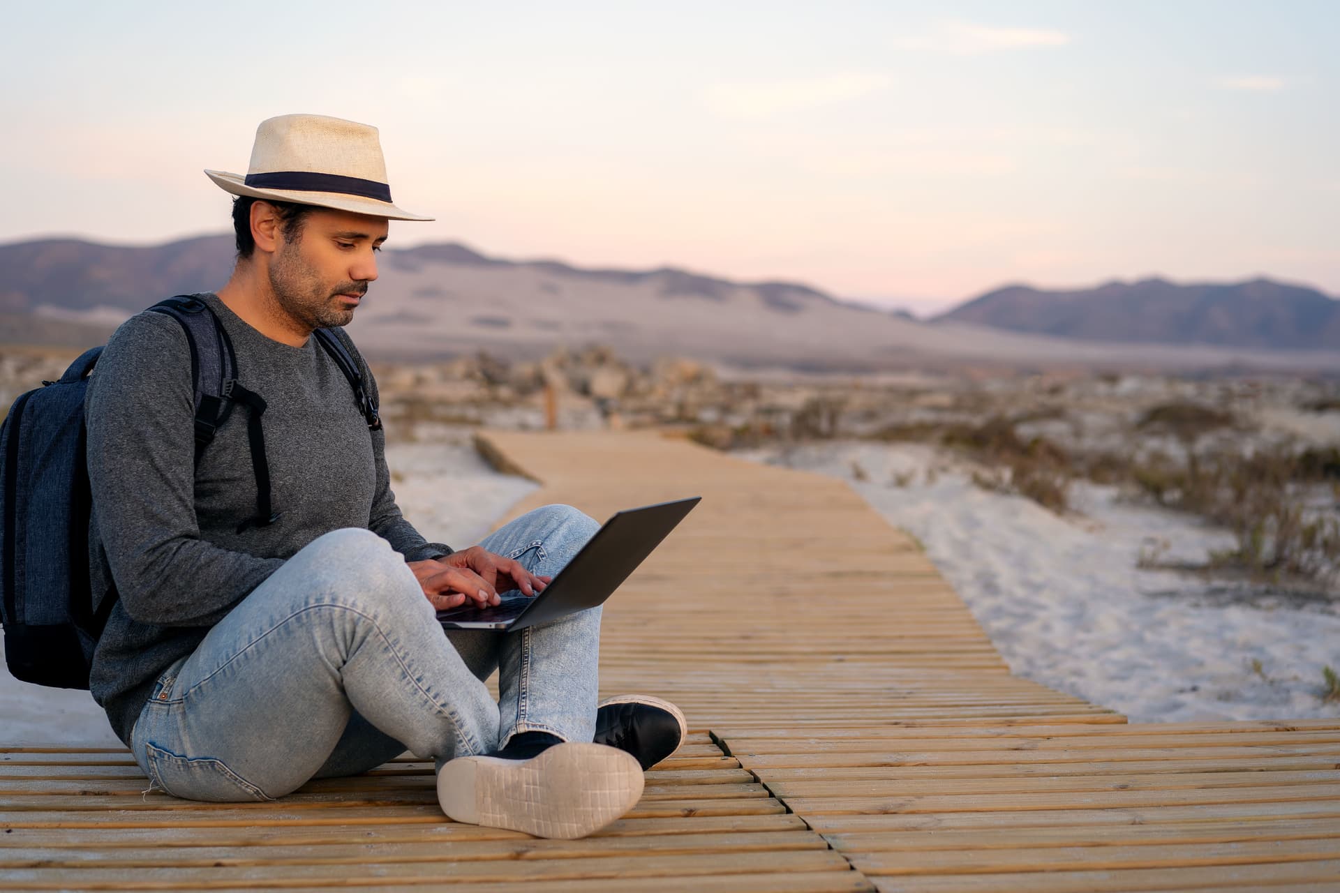 15 Must-Have Items Every Digital Nomad Needs